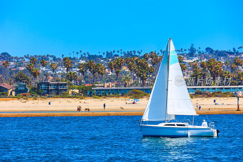 加州圣迭戈Mission Bay的休闲帆船